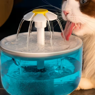 El bebedero automático para gatos y perros es un dispensador de agua elegante diseñado para ofrecer una hidratación constante, segura y cómoda a tus mascotas.