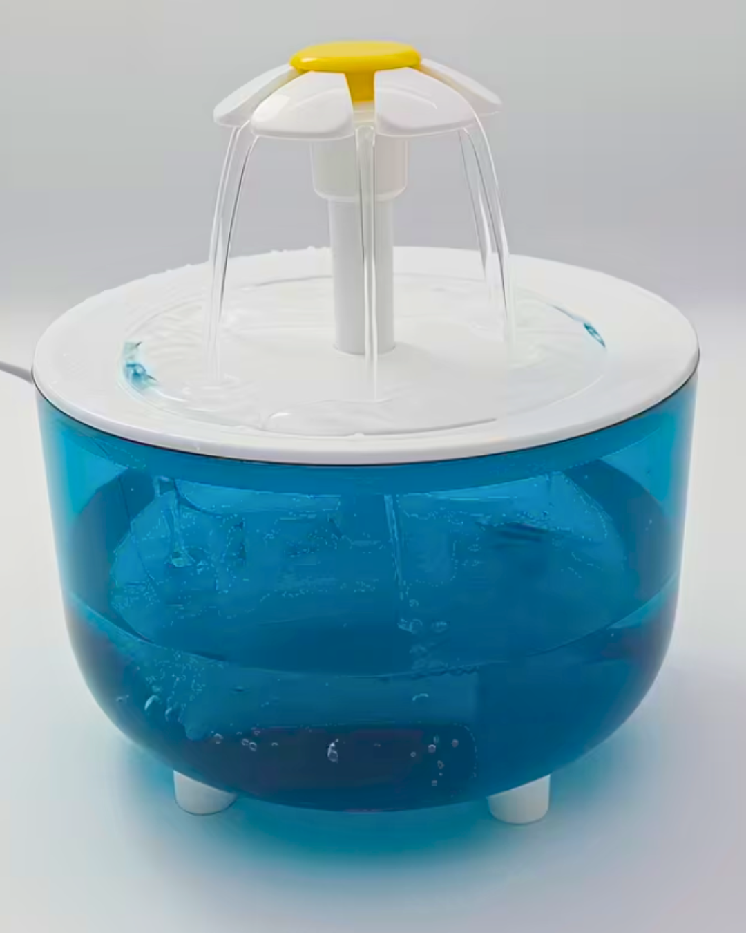 El bebedero automático para gatos y perros es un dispensador de agua elegante diseñado para ofrecer una hidratación constante, segura y cómoda a tus mascotas.